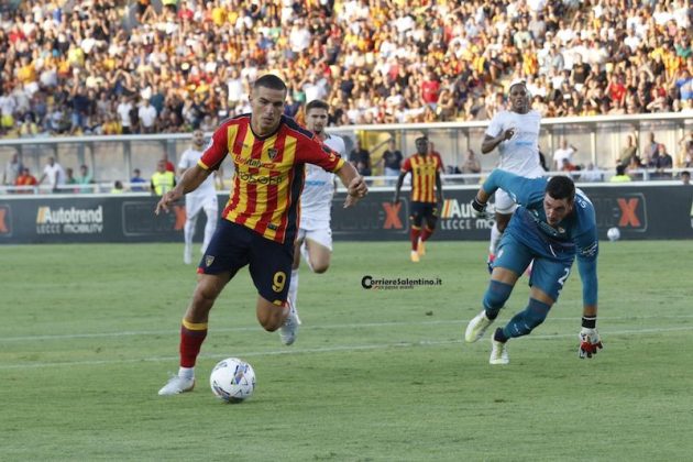 Il Lecce in 10 difende il gol di Krstovic e regala la prima gioia ai tifosi - Corriere Salentino