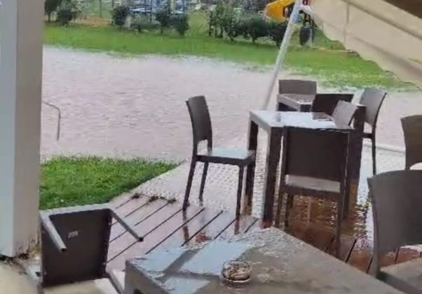 Altro giorno di maltempo, pericolo aquaplanning sulle statali. A Merine un fulmine incendia una palma - Corriere Salentino