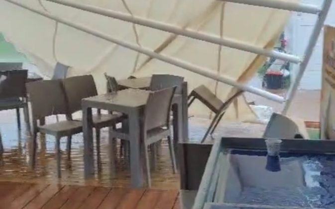 Altro giorno di maltempo, pericolo aquaplanning sulle statali. A Merine un fulmine incendia una palma - Corriere Salentino