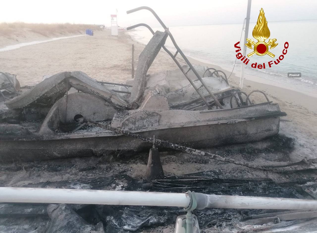 Raid incendiario in riva al mare, le fiamme distruggono quattro pedalò ...