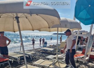 Trasforma un tratto di spiaggia libera in un lido, nei guai un noleggiatore a Torre dell’Orso