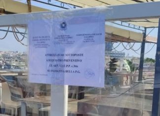 Tavoli e sedie su 100 mq, ma era autorizzato solo per 7. Illegale anche la somministrazione di cibo e bevande: scatta il sequestro