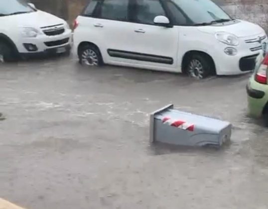 Altro giorno di maltempo, pericolo aquaplanning sulle statali. A Merine un fulmine incendia una palma - Corriere Salentino