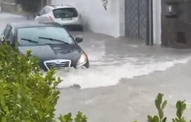 Altro giorno di maltempo, pericolo aquaplanning sulle statali. A Merine un fulmine incendia una palma - Corriere Salentino