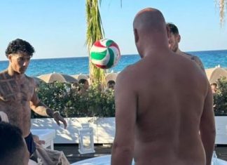 Il rapper Tony Effe, protagonista del tormentone “Sesso e samba”, al Cala Marin fa “impazzire” Torre dell’Orso. Anche Guè ama “Le Due Sorelle”