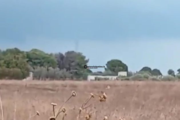 Maltempo, fulmine incendia palma. Allarme sull’Adriatico per tre trombe marine all’orizzonte - Corriere Salentino