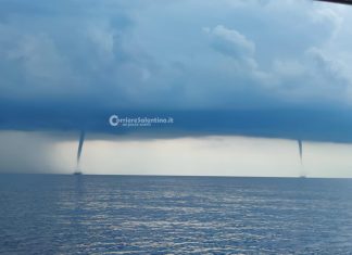 Maltempo, fulmine incendia palma. Allarme sull’Adriatico per tre trombe marine all’orizzonte