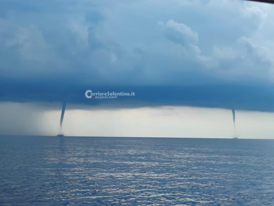 Maltempo, fulmine incendia palma. Allarme sull’Adriatico per tre trombe marine all’orizzonte - Corriere Salentino