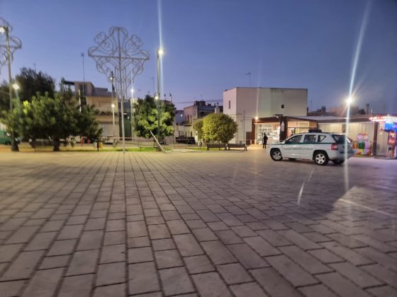 Forti raffiche di vento spezzano i cavi: luminarie cadono sulla panchina. Miracolate due donne - Corriere Salentino