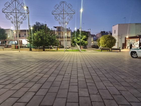 Forti raffiche di vento spezzano i cavi: luminarie cadono sulla panchina. Miracolate due donne - Corriere Salentino