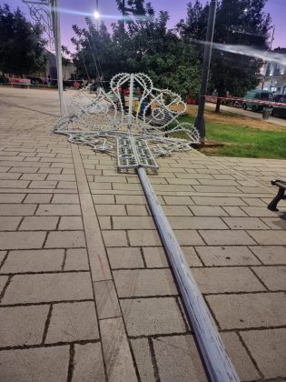 Forti raffiche di vento spezzano i cavi: luminarie cadono sulla panchina. Miracolate due donne - Corriere Salentino