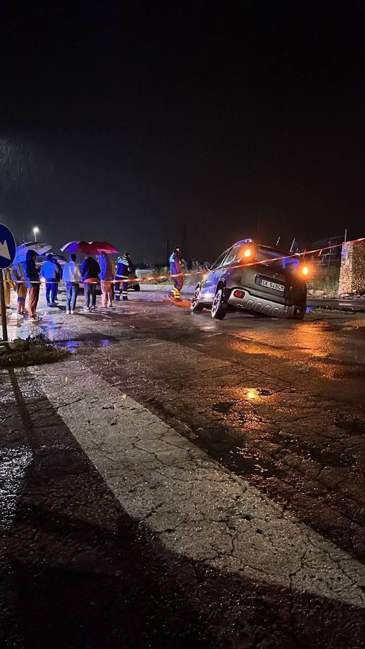 Maltempo, non solo allagamenti: schianto in tangenziale tra due mezzi di soccorso. A Galatone cede l’asfalto e un’auto finisce “in buca” - Corriere Salentino