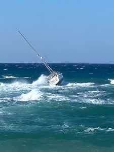 Domani il recupero dello yacht incagliato nella secca di fronte alla spiaggia di San Foca. Il sindaco rassicura: “Nessun danno ambientale” - Corriere Salentino