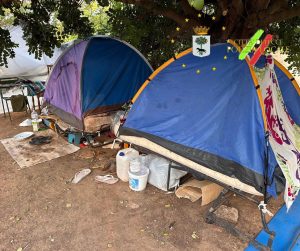 Sgomberato il “campeggio abusivo” tra Via Sannicola e la strada Lecce Brindisi: condizioni igienico sanitarie precarie e pericolo cavi scoperti - Corriere Salentino