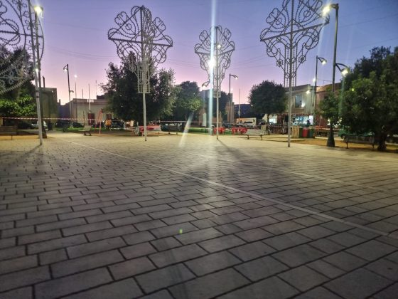 Forti raffiche di vento spezzano i cavi: luminarie cadono sulla panchina. Miracolate due donne - Corriere Salentino