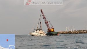 Terminate in serata le operazioni di recupero e rimozione dello yacht incagliato a San Foca. “Nessuno sversamento: operazione riuscita” - Corriere Salentino
