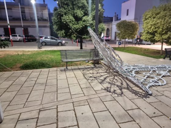 Forti raffiche di vento spezzano i cavi: luminarie cadono sulla panchina. Miracolate due donne - Corriere Salentino