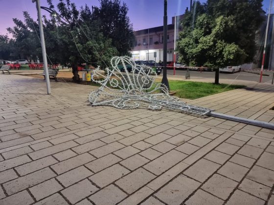 Forti raffiche di vento spezzano i cavi: luminarie cadono sulla panchina. Miracolate due donne - Corriere Salentino