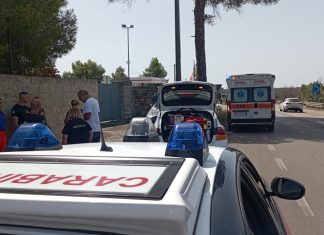 Accusa un malore alla guida e avverte la moglie, poi accosta e muore. Tragedia a pochi passi dal mare