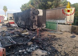 Paura all’alba nell’area sosta, a fuoco due roulotte e un container: coinvolte pure 6 bombole di gpl