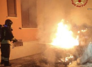 La scia di fuoco nel Salento non si arresta: altri due mezzi in fiamme in poche ore
