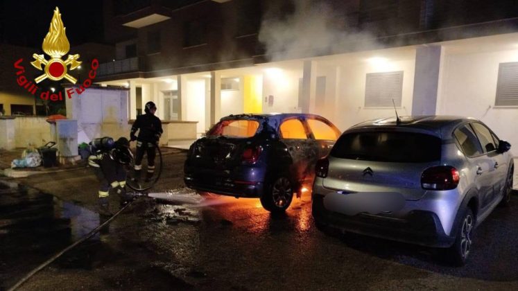 Ancora incendi nel Salento: a fuoco tre auto. A Parabita divampa incendio in cucina, quattro persone restano intossicate - Corriere Salentino
