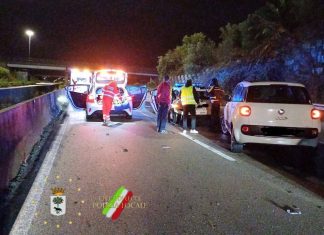 Maltempo, non solo allagamenti: schianto in tangenziale tra due mezzi di soccorso. A Galatone cede l’asfalto e un’auto finisce “in buca”