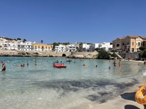 Fumatori sporcaccioni avvelenano il mare e le spiagge: l’iniziativa per convincerli a essere puliti. Cicche di sigaretta tossiche e cancerogene - Corriere Salentino