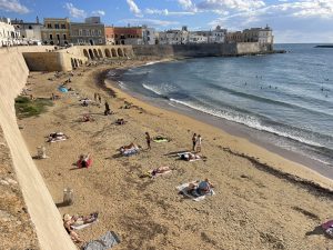 Gallipoli, alla “Purità” oggi tutti in spiaggia. Settembre pieno di turisti stranieri. Il rettore Pollice: “Manca un sistema turistico” - Corriere Salentino