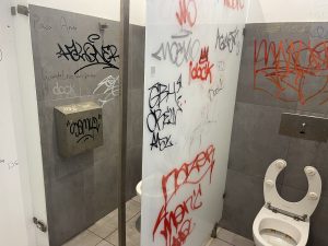 Villa Comunale di Lecce, un ristorante al posto delle ambulanze. Guido: “Tutto da rifare e da ripensare”. Servizi igienici impraticabili - Corriere Salentino
