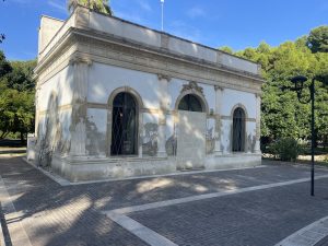 Villa Comunale di Lecce, un ristorante al posto delle ambulanze. Guido: “Tutto da rifare e da ripensare”. Servizi igienici impraticabili - Corriere Salentino