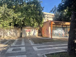 Villa Comunale di Lecce, un ristorante al posto delle ambulanze. Guido: “Tutto da rifare e da ripensare”. Servizi igienici impraticabili - Corriere Salentino