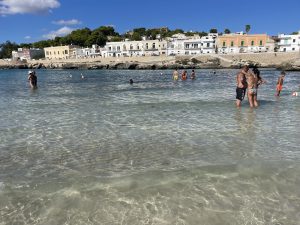 Tutto pronto per l’autunno salentino in riva al mare dei turisti stranieri. Molti stabilimenti costretti a smontare il 30 settembre - Corriere Salentino