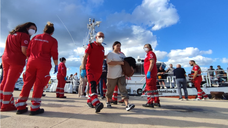 Riprendono gli sbarchi, oltre 80 migranti intercettati su una barca a vela. Verifiche su due presunti scafisti - Corriere Salentino
