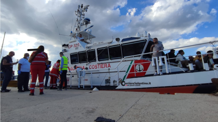 Riprendono gli sbarchi, oltre 80 migranti intercettati su una barca a vela. Verifiche su due presunti scafisti - Corriere Salentino
