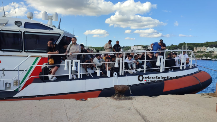 Riprendono gli sbarchi, oltre 80 migranti intercettati su una barca a vela. Verifiche su due presunti scafisti - Corriere Salentino