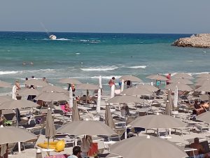 Domani il recupero dello yacht incagliato nella secca di fronte alla spiaggia di San Foca. Il sindaco rassicura: “Nessun danno ambientale” - Corriere Salentino