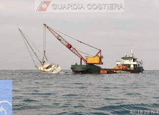 Terminate in serata le operazioni di recupero e rimozione dello yacht incagliato a San Foca. “Nessuno sversamento: operazione riuscita”