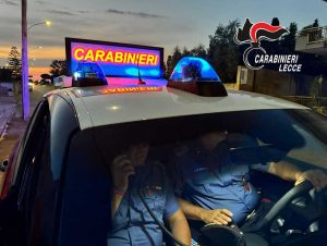 Rompono il finestrino di un’auto per rubarla, ma vengono colti sul fatto. Arrestati grazie ai passanti - Corriere Salentino