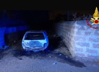 Fiamme alla periferia di Monteroni, incendio avvolge una vecchia Fiat Uno. Si indaga sulle cause