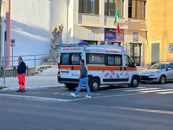 Scontro tra auto e moto lungo il viale: centauro trasportato in ospedale - Corriere Salentino