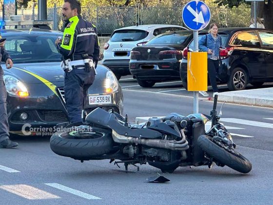 Scontro tra auto e moto lungo il viale: centauro trasportato in ospedale - Corriere Salentino