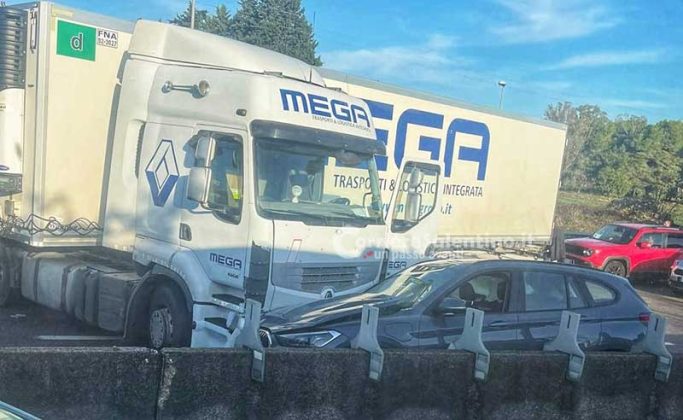 Schianto sulla Lecce-Maglie, coinvolti un tir e due auto. Un ferito e statale chiusa - Corriere Salentino
