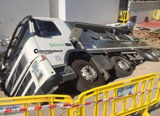 Si apre una voragine: autospurgo inghiottito dall’asfalto