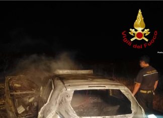Misterioso incendio nella notte: a fuoco un’auto rubata in aperta campagna. Indagini in corso