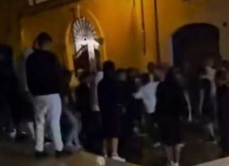 Si spoglia in piazza per addio al celibato, turista picchiato a Nardò