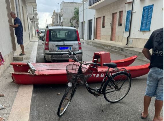 Le impressionanti immagini della tromba d’aria a San Foca: guardia costiera in allerta. Danni alle strutture, due alberi spezzati in zona portuale - Corriere Salentino