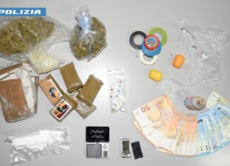 Sfreccia sulla statale, in auto e in casa oltre un chilo di droga: arrestata 35enne
