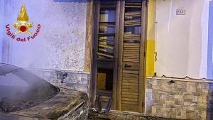 Notte di roghi da Nord a Sud Salento: fiamme distruggono auto e danneggiano abitazioni. Una è di un ex consigliere comunale - Corriere Salentino