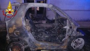 Notte di roghi da Nord a Sud Salento: fiamme distruggono auto e danneggiano abitazioni. Una è di un ex consigliere comunale - Corriere Salentino